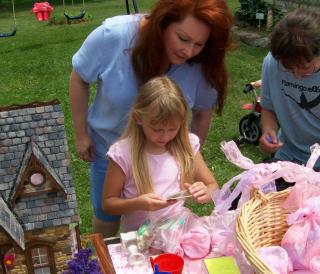 Tabby recieves her dollhouse and basket! 165.JPG
